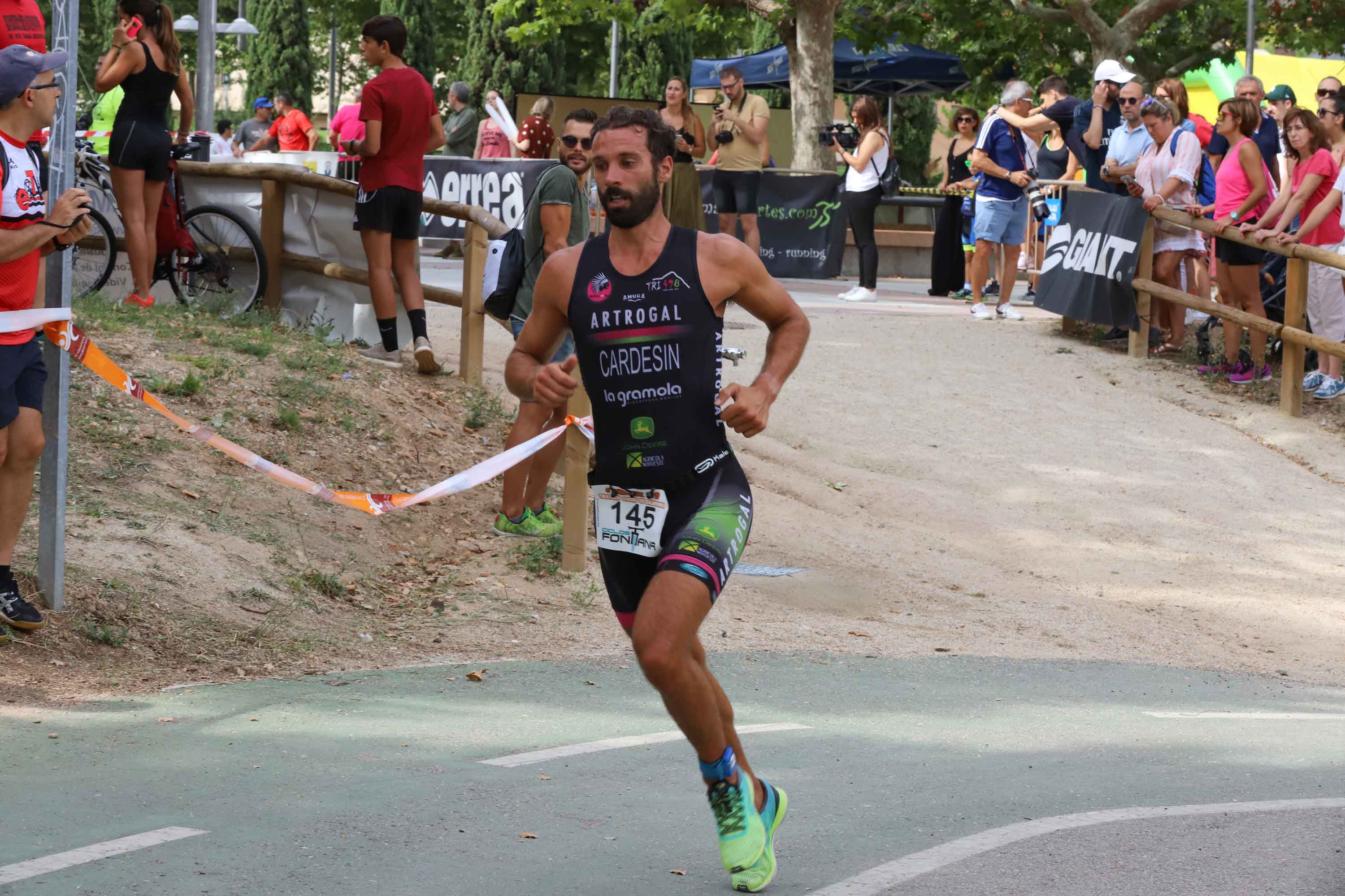 Miguel Risco y Esther Gómez repiten victoria en una prueba que reunió a 250 atletas que recorrieron el casco histórico a nado, en bici y corriendo