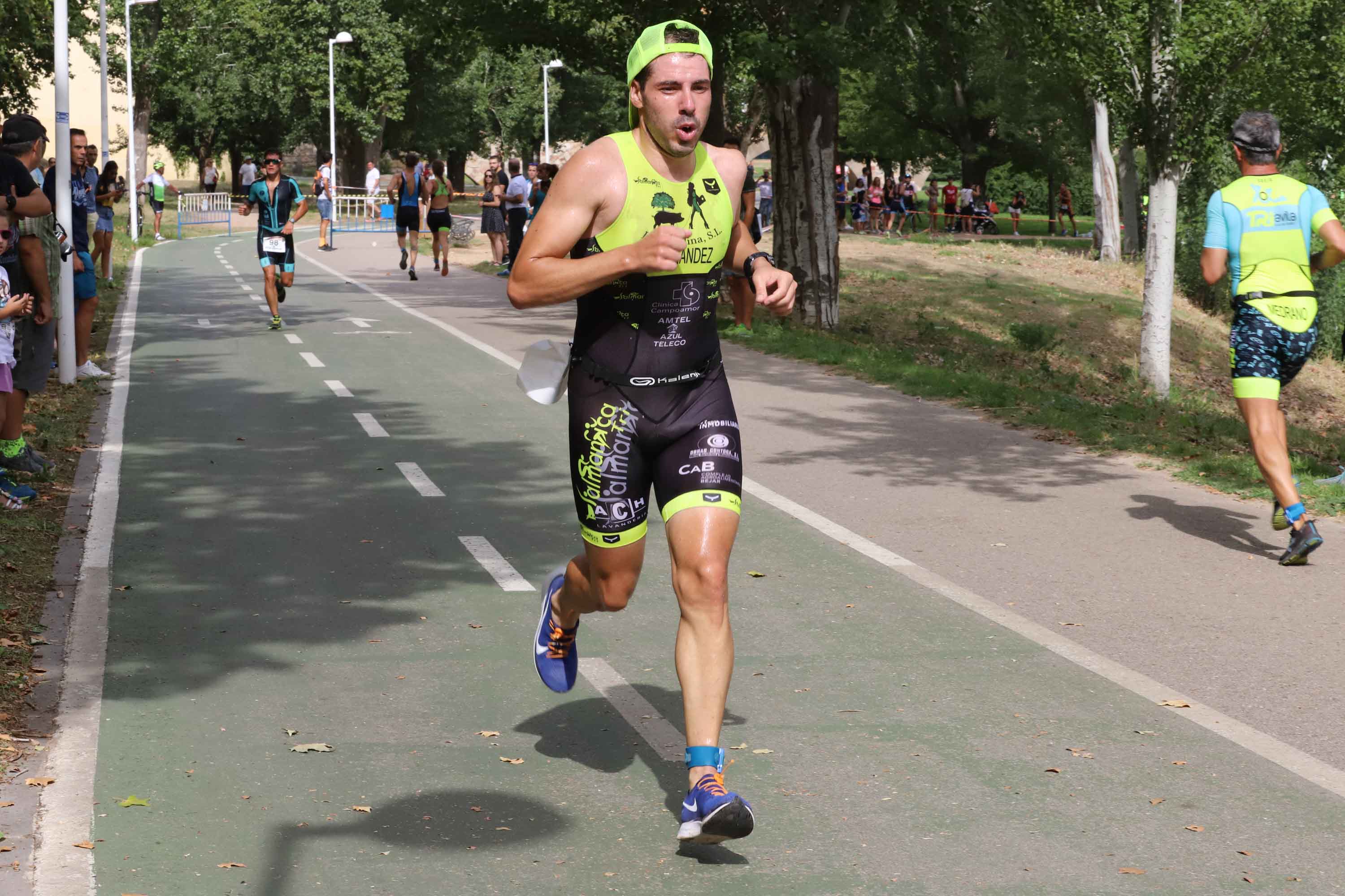 Miguel Risco y Esther Gómez repiten victoria en una prueba que reunió a 250 atletas que recorrieron el casco histórico a nado, en bici y corriendo