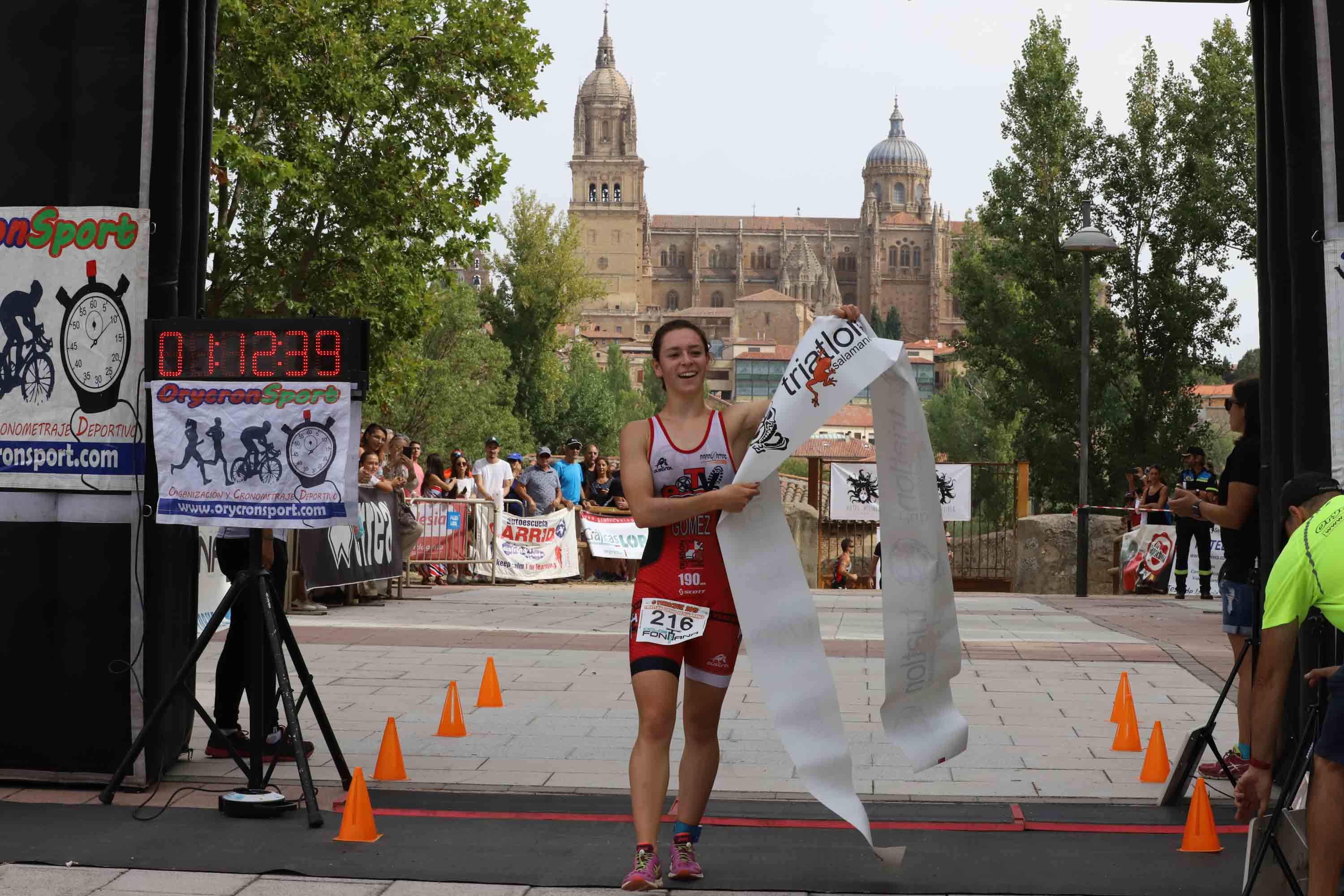 Miguel Risco y Esther Gómez repiten victoria en una prueba que reunió a 250 atletas que recorrieron el casco histórico a nado, en bici y corriendo