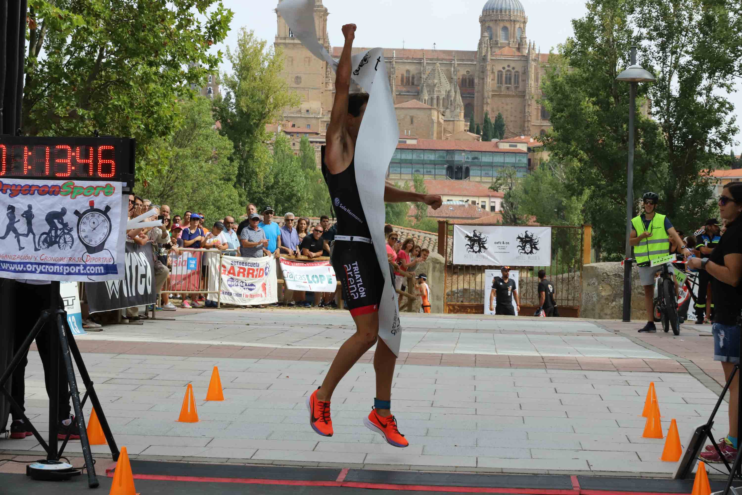 Miguel Risco y Esther Gómez repiten victoria en una prueba que reunió a 250 atletas que recorrieron el casco histórico a nado, en bici y corriendo