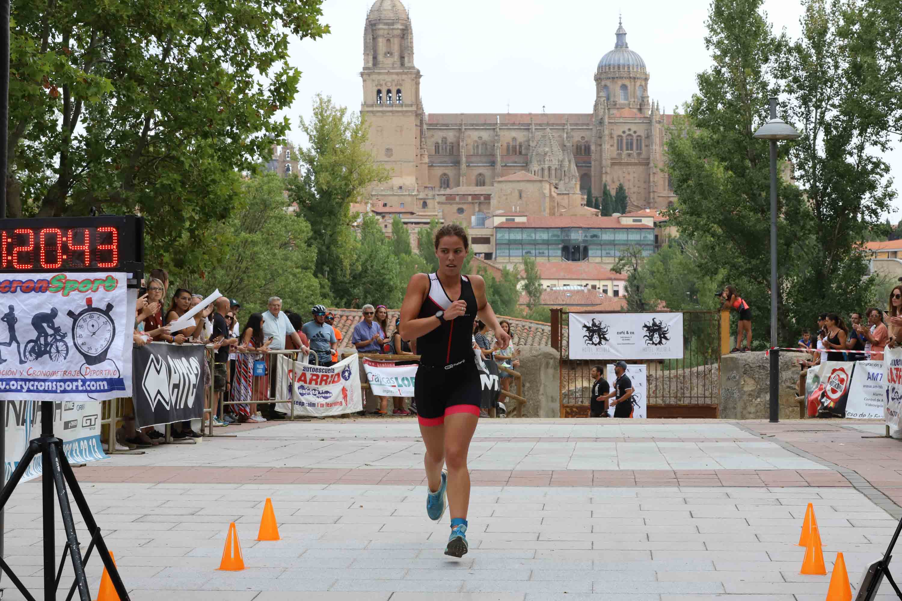Miguel Risco y Esther Gómez repiten victoria en una prueba que reunió a 250 atletas que recorrieron el casco histórico a nado, en bici y corriendo
