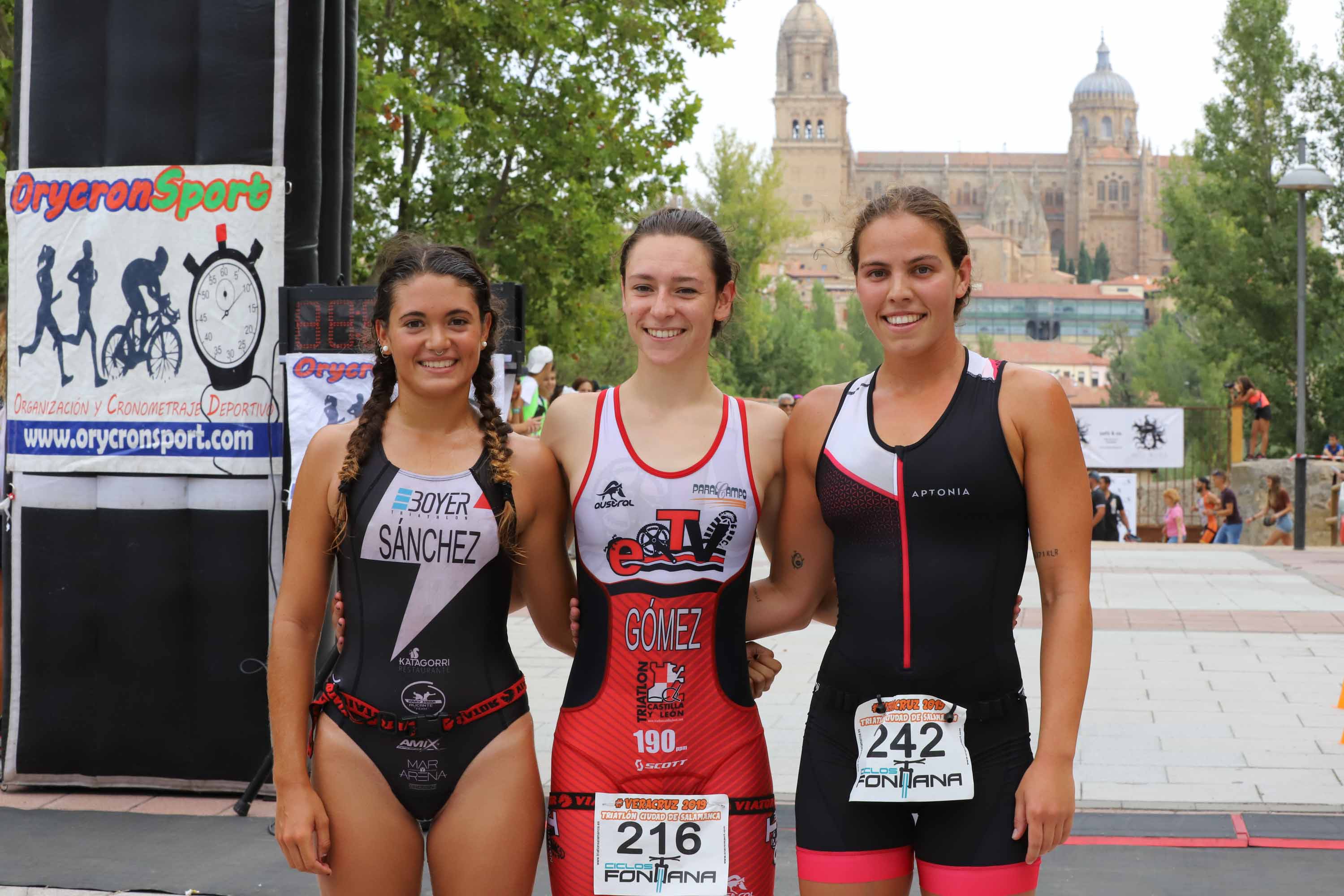 Miguel Risco y Esther Gómez repiten victoria en una prueba que reunió a 250 atletas que recorrieron el casco histórico a nado, en bici y corriendo