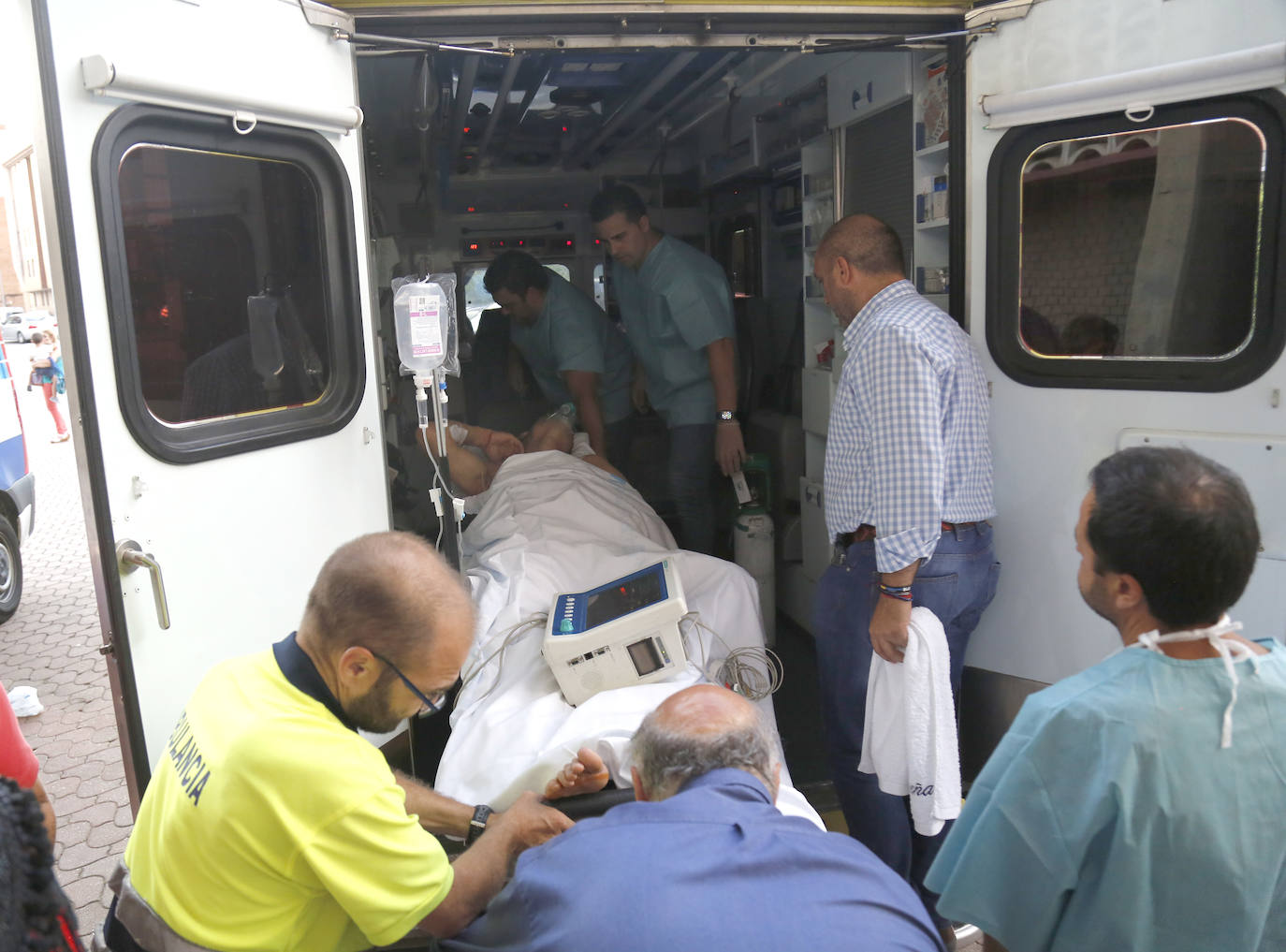 El torero es trasladado al hospital tras ser intervenido el viernes en la Plaza de Toros. 