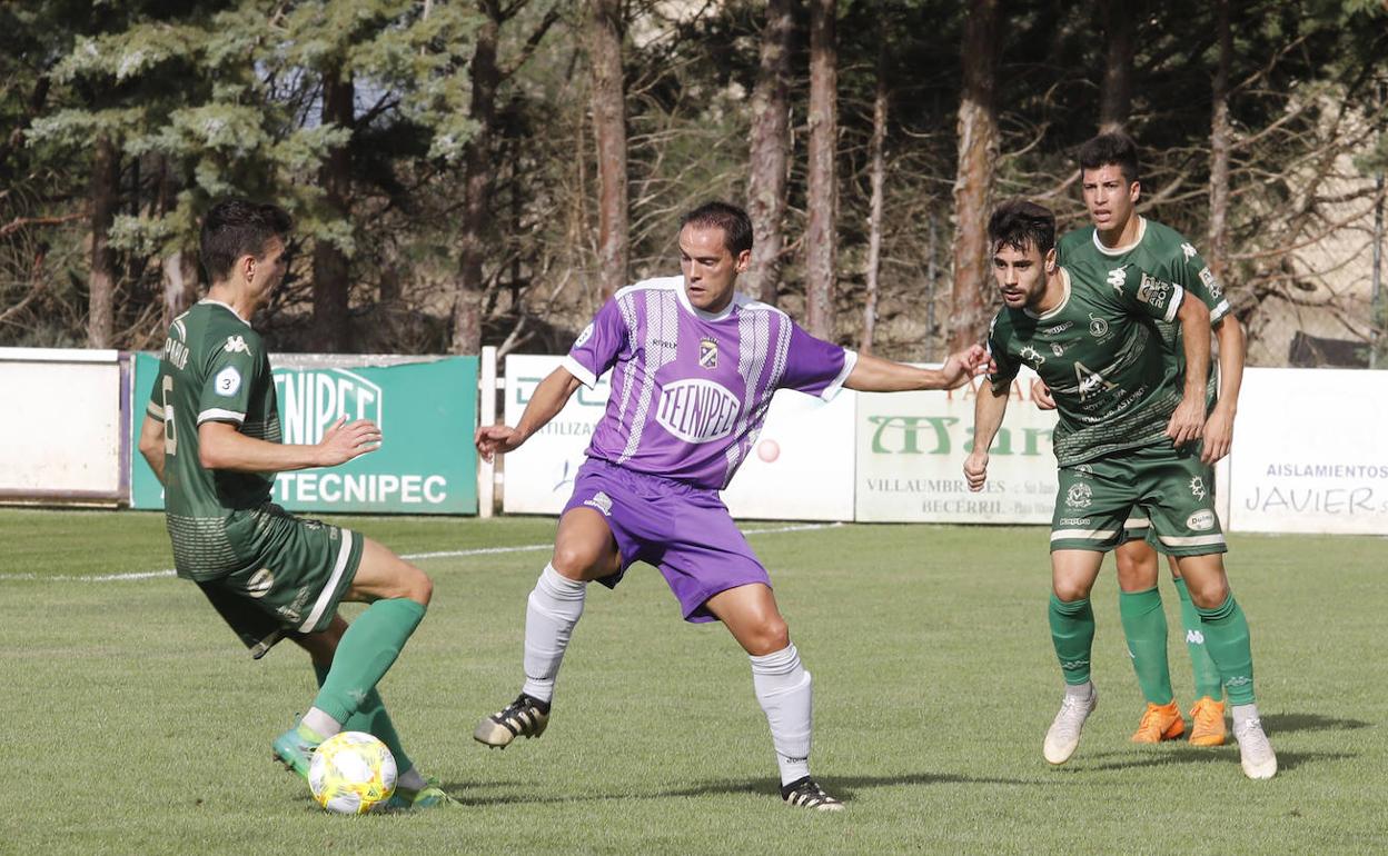 Melero intenta robar el balón a Gonzalo durante el partido de hoy en el Mariano Haro. 