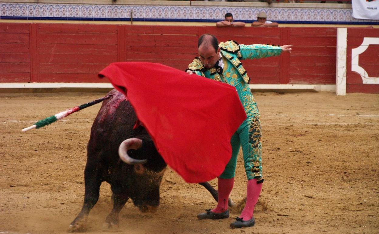 El novillero Alberto Pozo, durante la lidia a 'Aforadito'. 