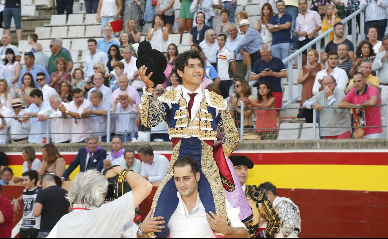 Adame sale a hombros de la plaza de Campos Góticos de Palencia. 