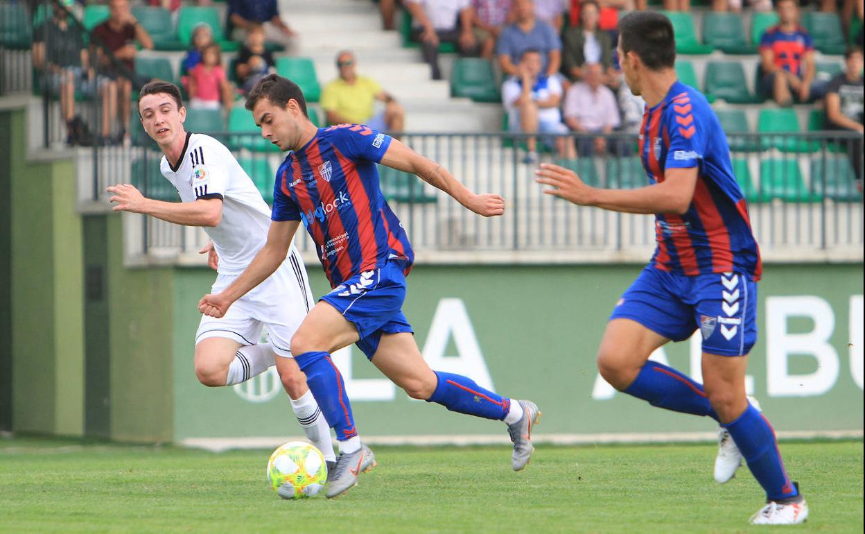 Dani Abad conduce el balón en la jugada del primer tanto del partido. 