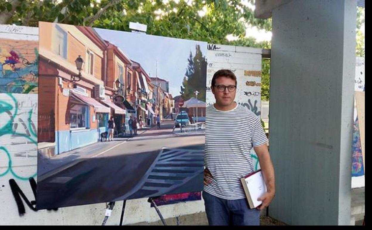 Eduardo Alsasua posa junto a su obra ganadora. 