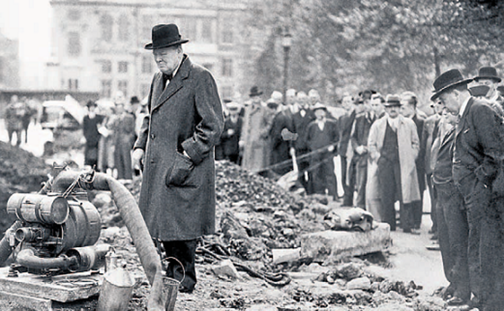 Winston Churchill inspecciona el cráter dejado por una bomba alemana en Londres en 1940