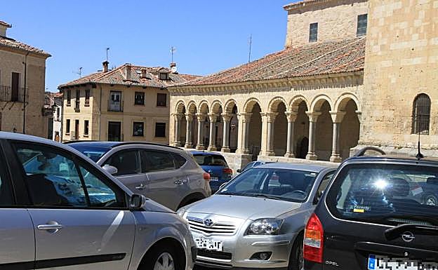 Plaza de San Esteban, donde está previsto reducir el número de plazas de estacionamiento.
