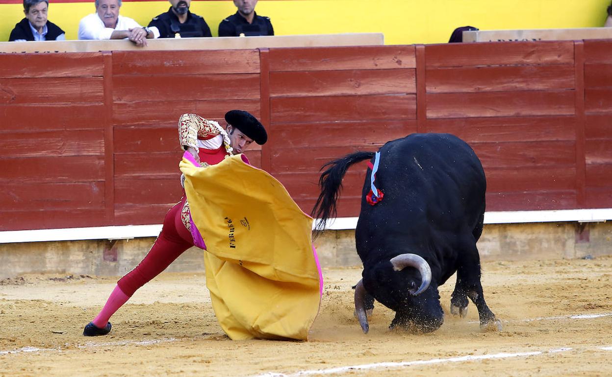 Antonio Ferrera se adorna ante el cuarto de la tarde, con el que mostró su amplia variedad con el capote. 