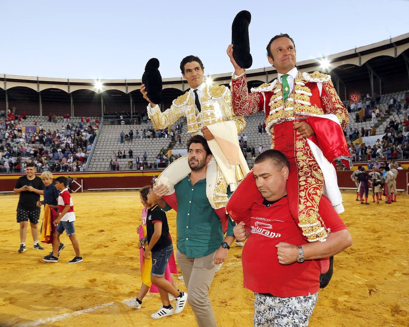 Pablo Aguado, a la izquierda, y Antonio Ferrera abandonan ayer la plaza de Campos Góticos a hombros.