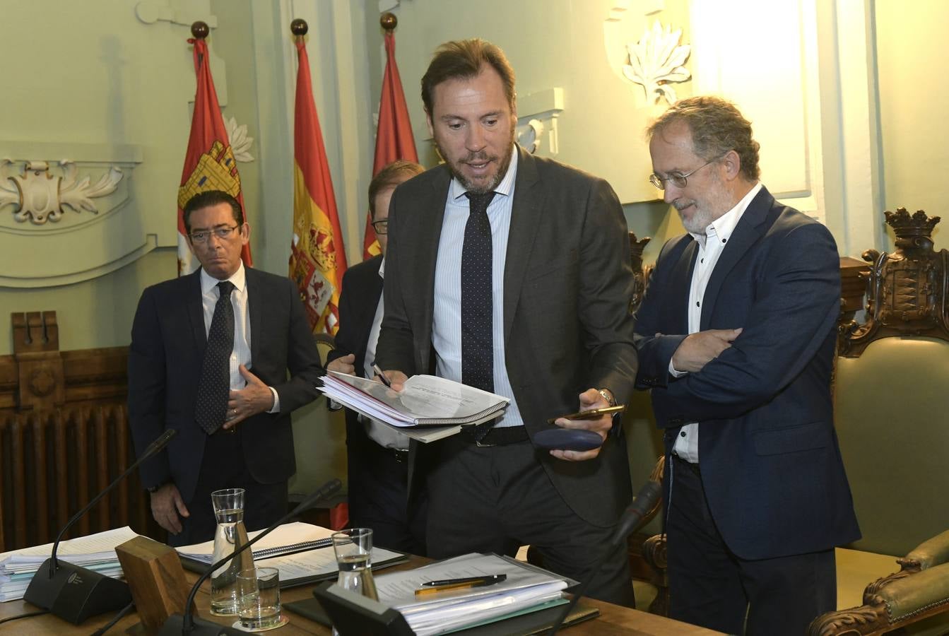 El concejal del Grupo municipal Popular y exvicepresidente de la Junta, José Antonio De Santiago-Juárez, ha asegurado en el pleno que apoya al alcalde de Valladolid en la reivindicación de más fondos para la ciudad «porque es la capital y porque tiene más habitantes»