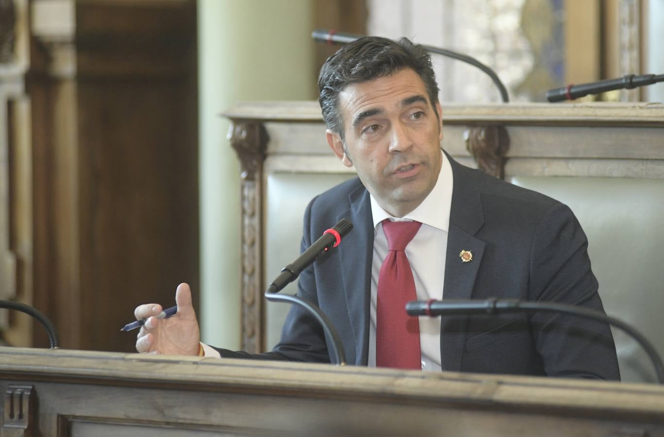 El concejal del Grupo municipal Popular y exvicepresidente de la Junta, José Antonio De Santiago-Juárez, ha asegurado en el pleno que apoya al alcalde de Valladolid en la reivindicación de más fondos para la ciudad «porque es la capital y porque tiene más habitantes»