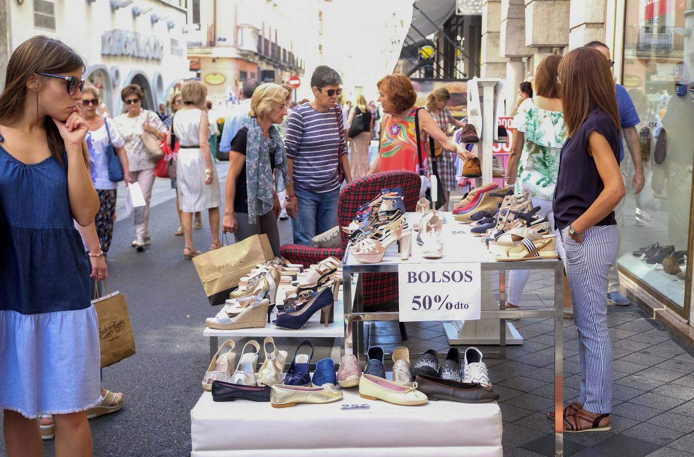 Establecimientos de diferentes sectores , textil, calzado, complementos, librería , papelería, hostelería, parafarmacia, belleza... participan en la campaña 'Días del stock en la calle Regalado'
