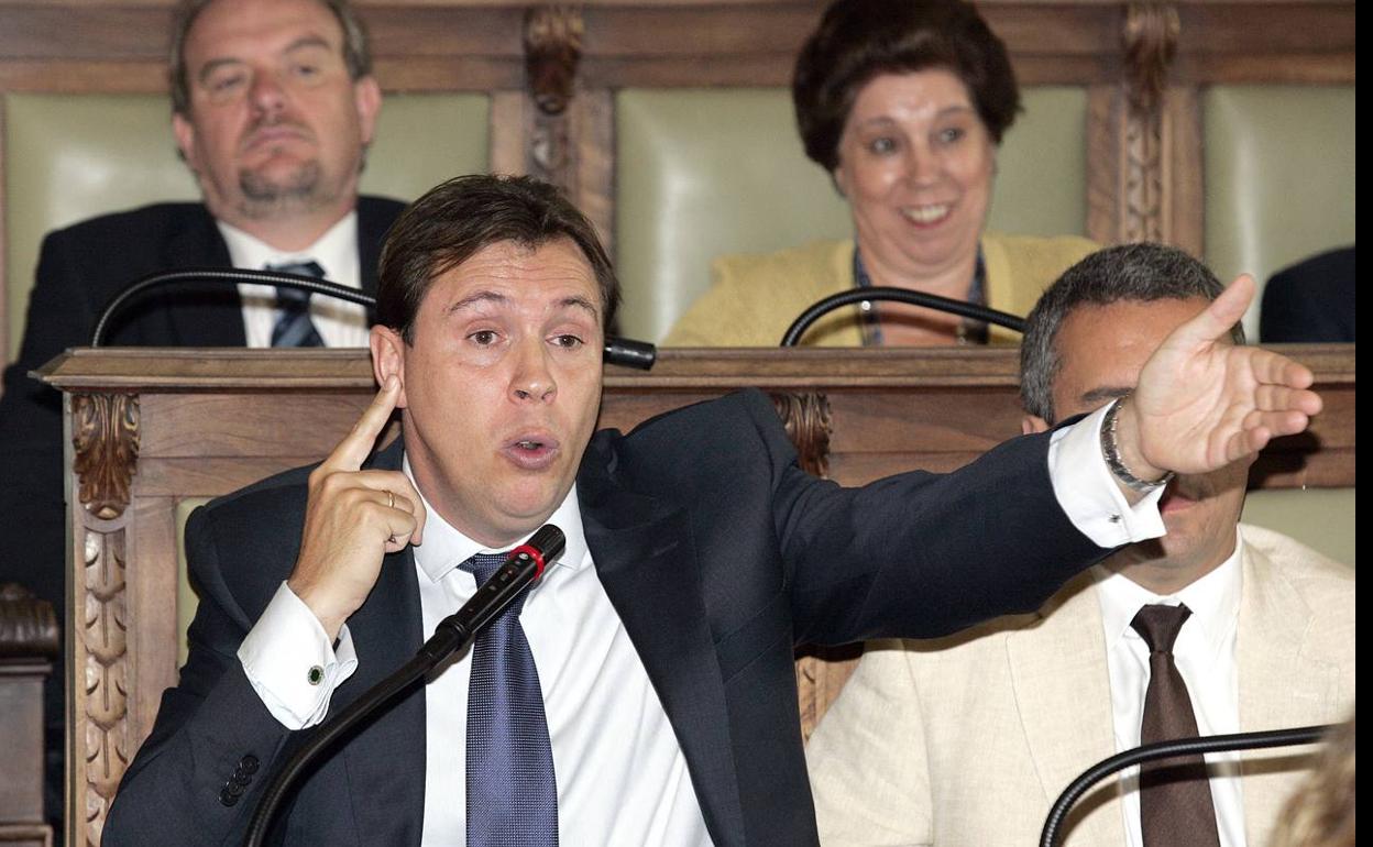 Óscar Puente interviene en un pleno en el año 2010.