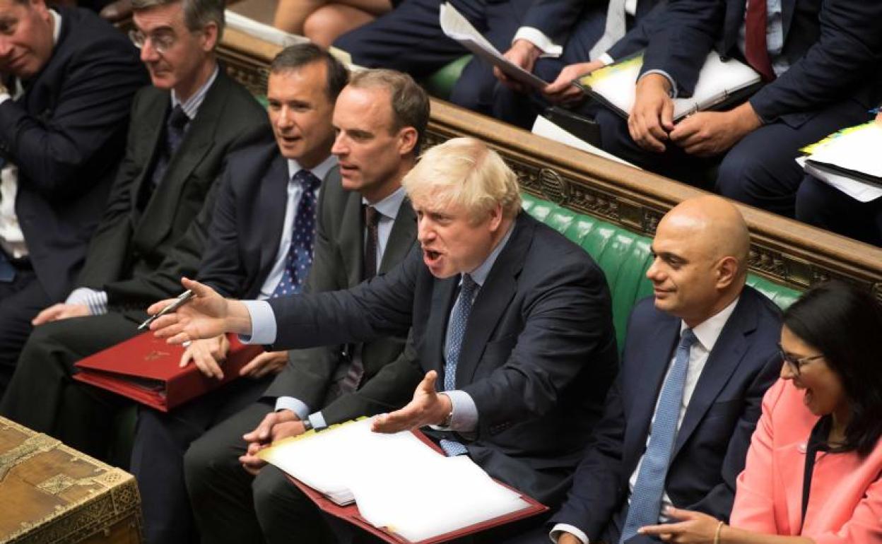 Boris Johnson participa en el debate del Parlamento Británico.