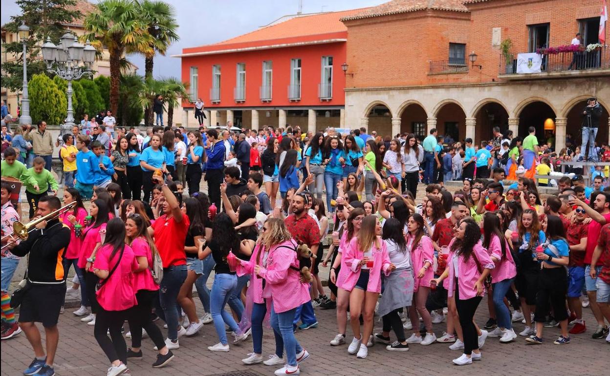 Desfile de las peñas en las fiestas de San Juan de este año. 