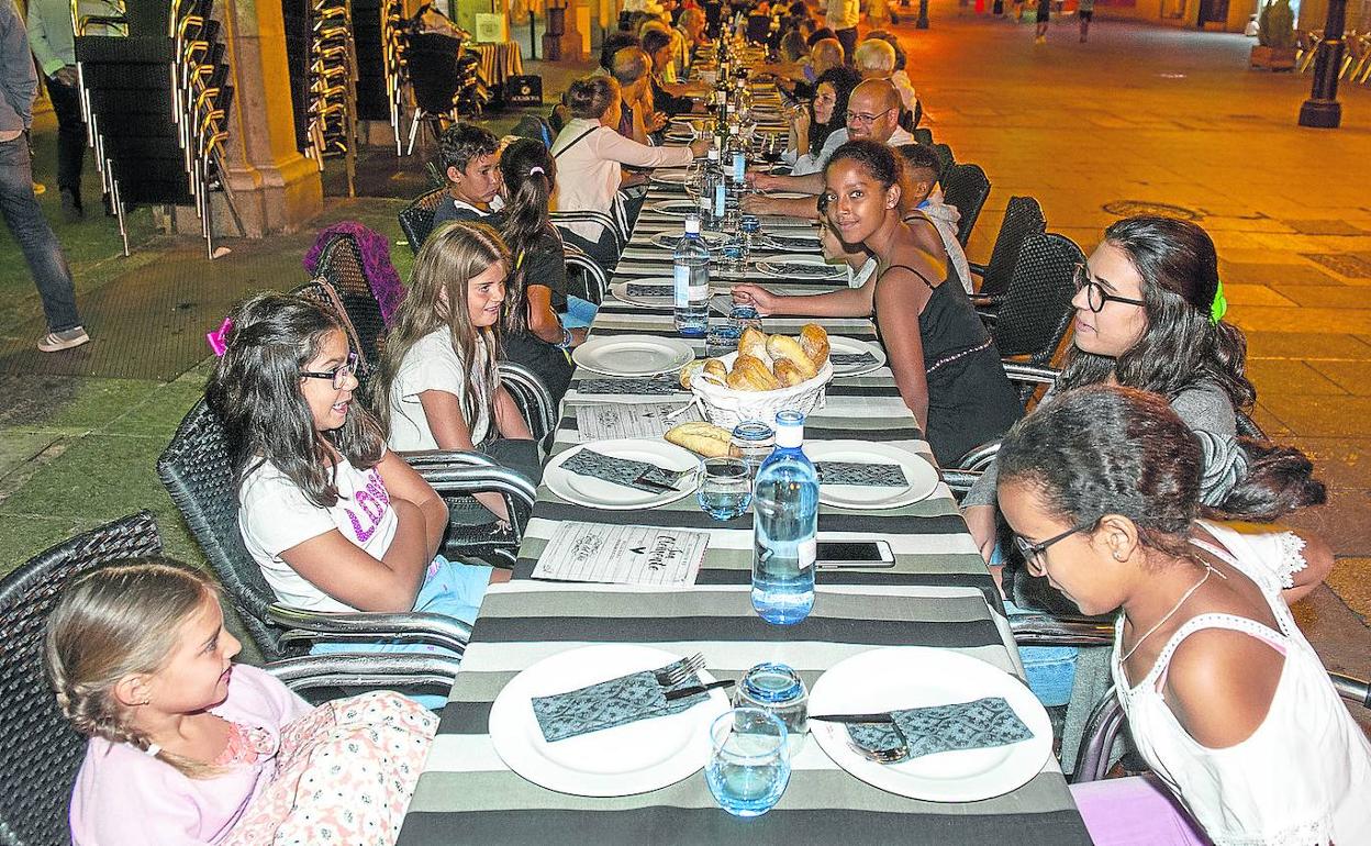 Cena de despedida del grupo de niños que han participado en el programa 'Vacaciones en paz'. 