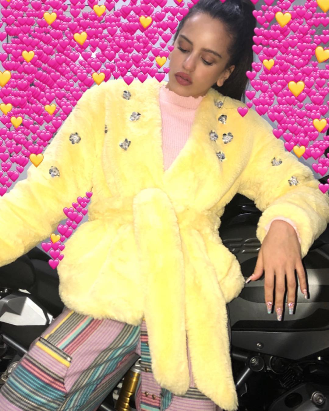 Flecos, volantes, dorados, brillos, 'animal print', látex negro, transparencias... A Rosalía no se le resiste ninguna tendencia