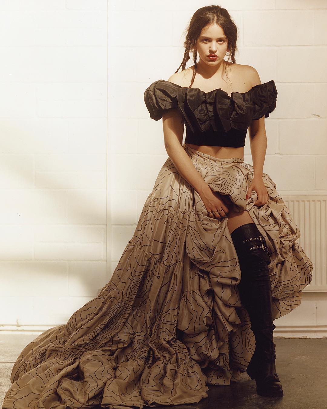 Flecos, volantes, dorados, brillos, 'animal print', látex negro, transparencias... A Rosalía no se le resiste ninguna tendencia