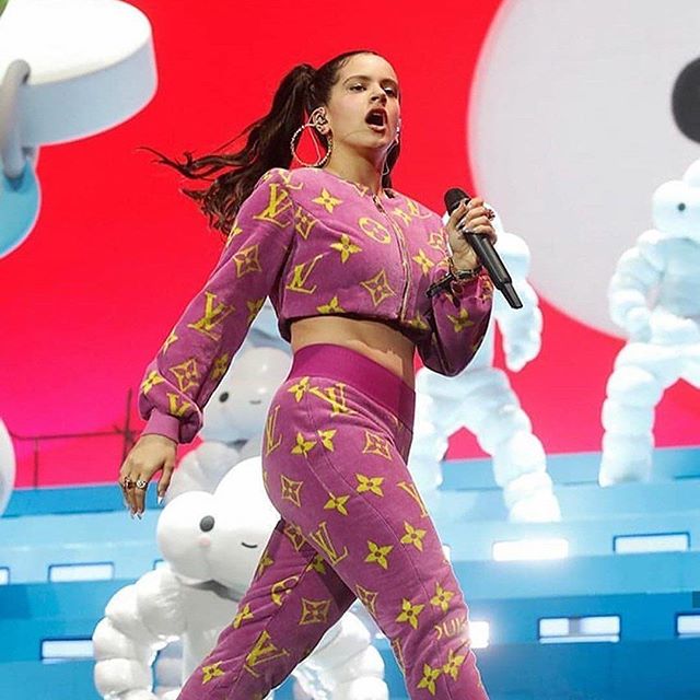 Flecos, volantes, dorados, brillos, 'animal print', látex negro, transparencias... A Rosalía no se le resiste ninguna tendencia