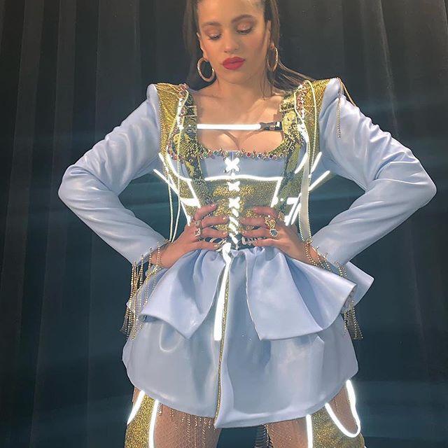 Flecos, volantes, dorados, brillos, 'animal print', látex negro, transparencias... A Rosalía no se le resiste ninguna tendencia