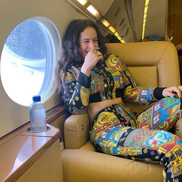 Flecos, volantes, dorados, brillos, 'animal print', látex negro, transparencias... A Rosalía no se le resiste ninguna tendencia