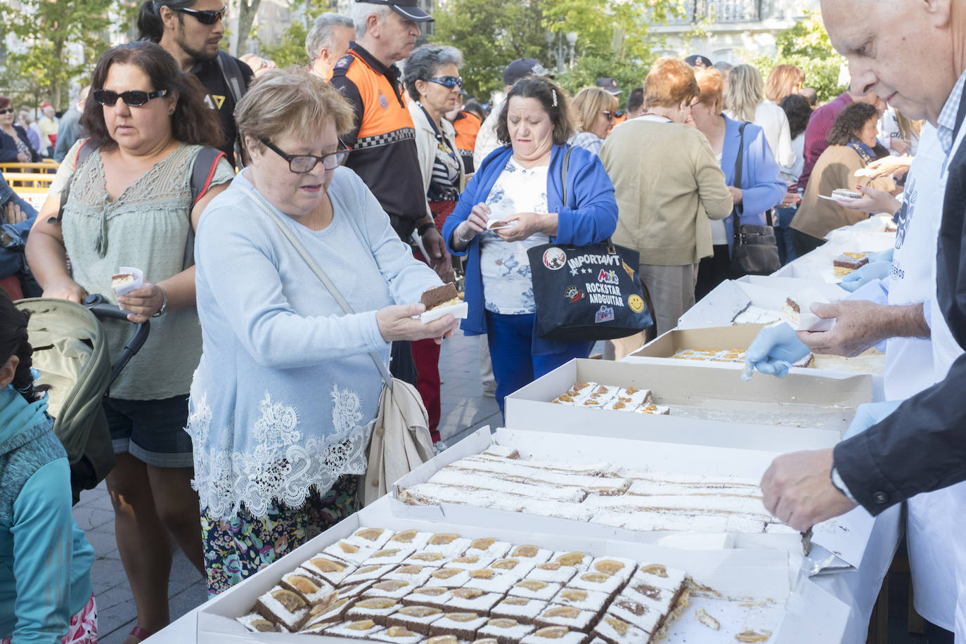 Fotos: Reparto de las tarta de la Virgen de San Lorenzo