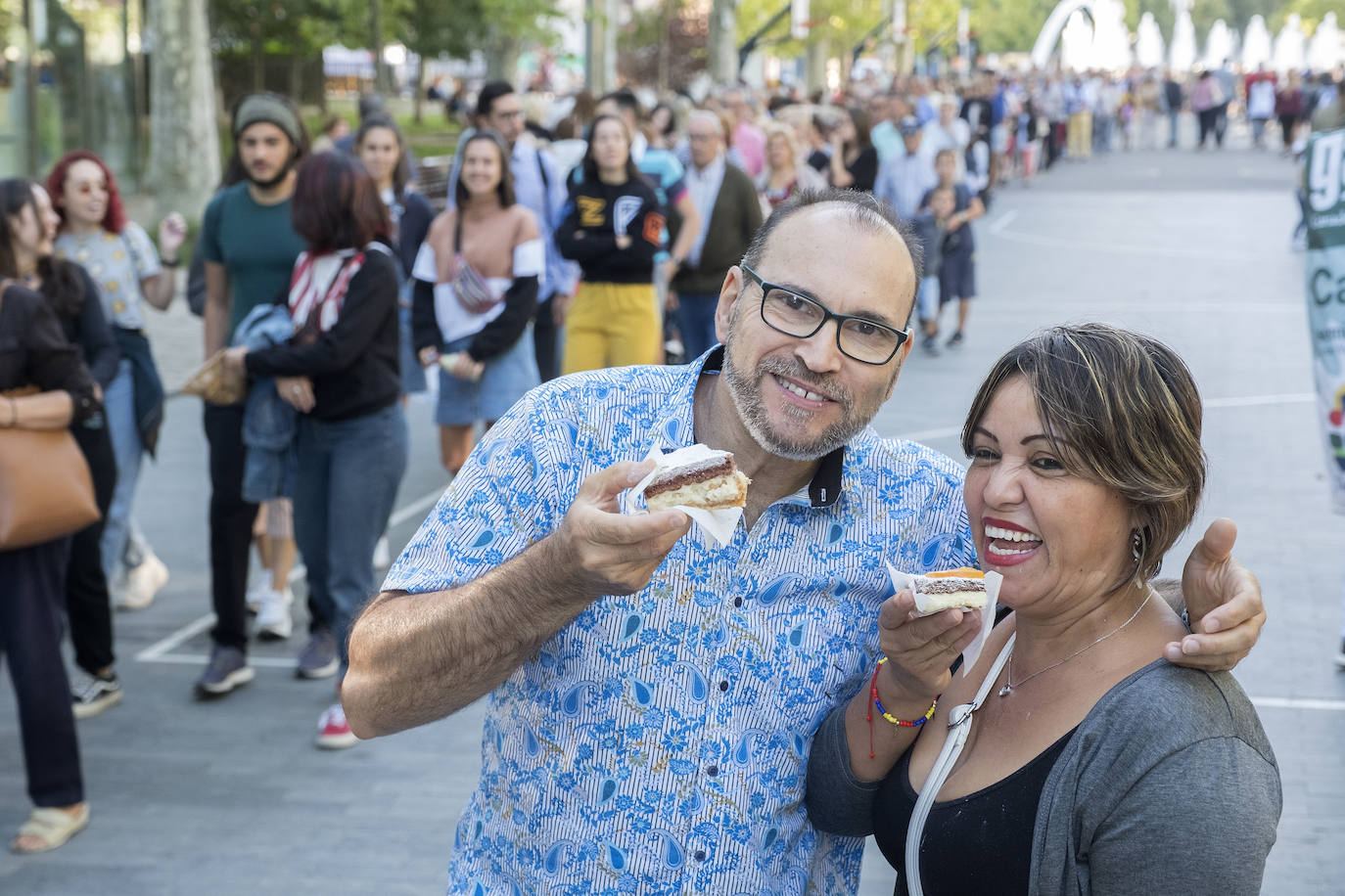 Fotos: Reparto de las tarta de la Virgen de San Lorenzo