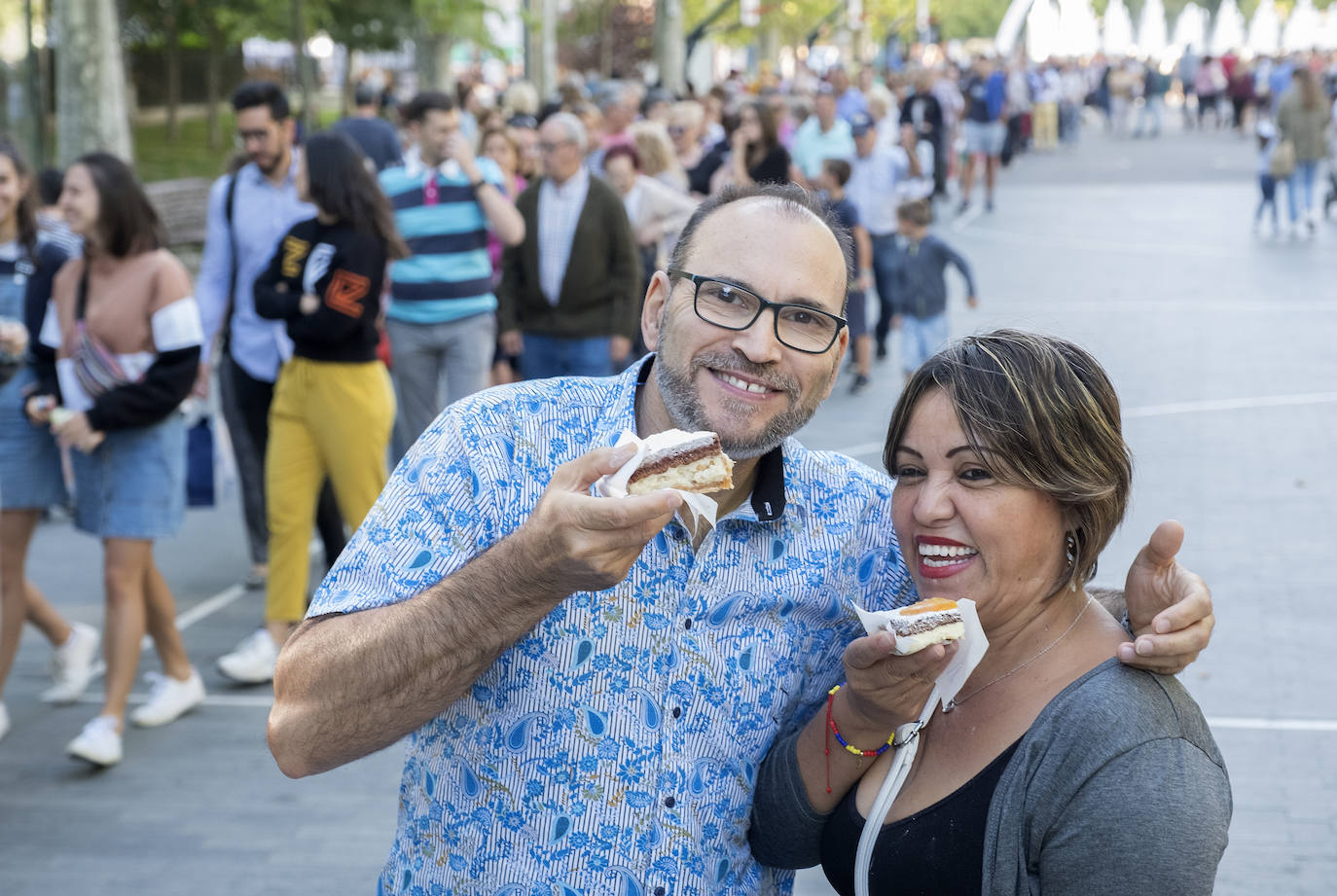 Fotos: Reparto de las tarta de la Virgen de San Lorenzo