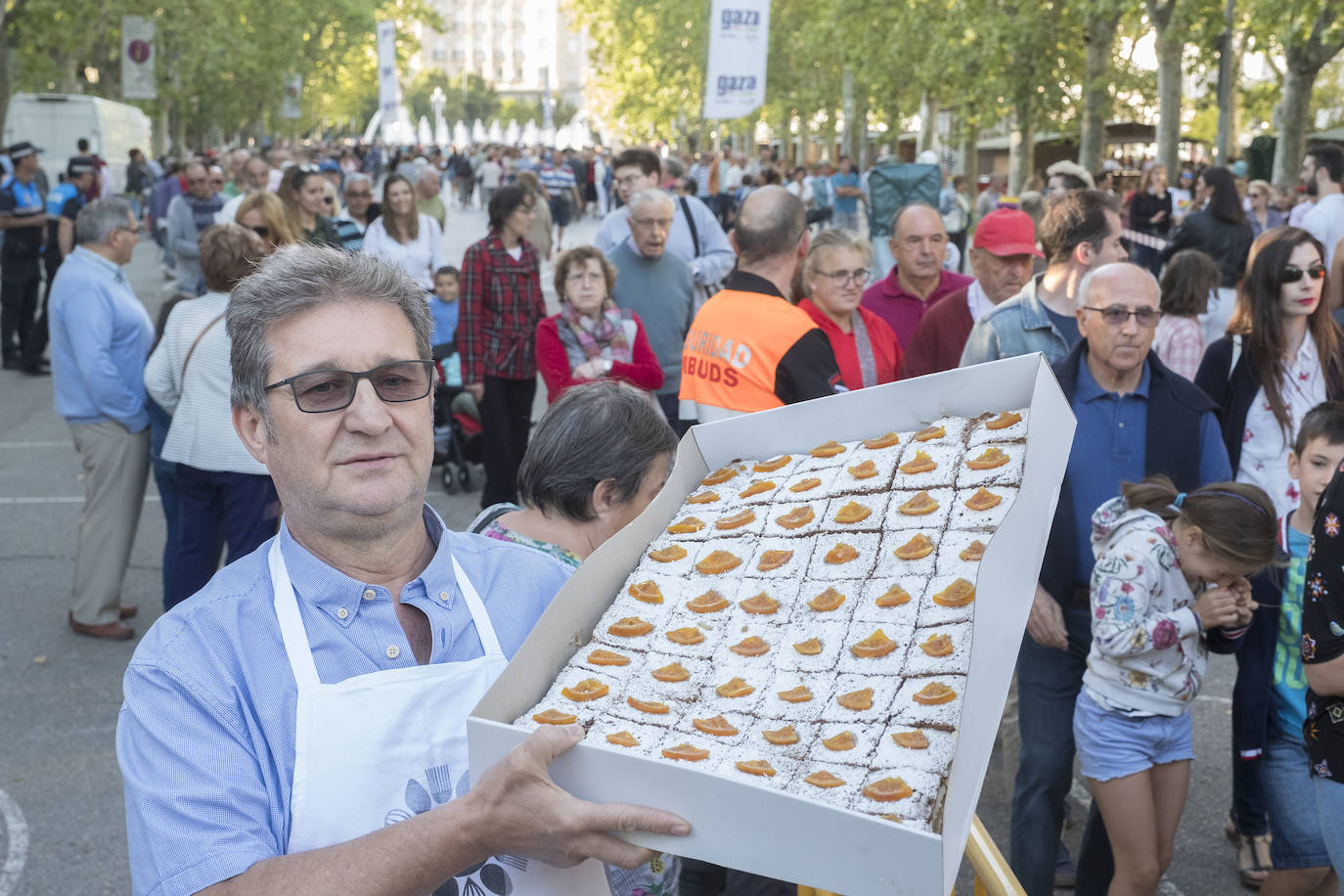 Fotos: Reparto de las tarta de la Virgen de San Lorenzo