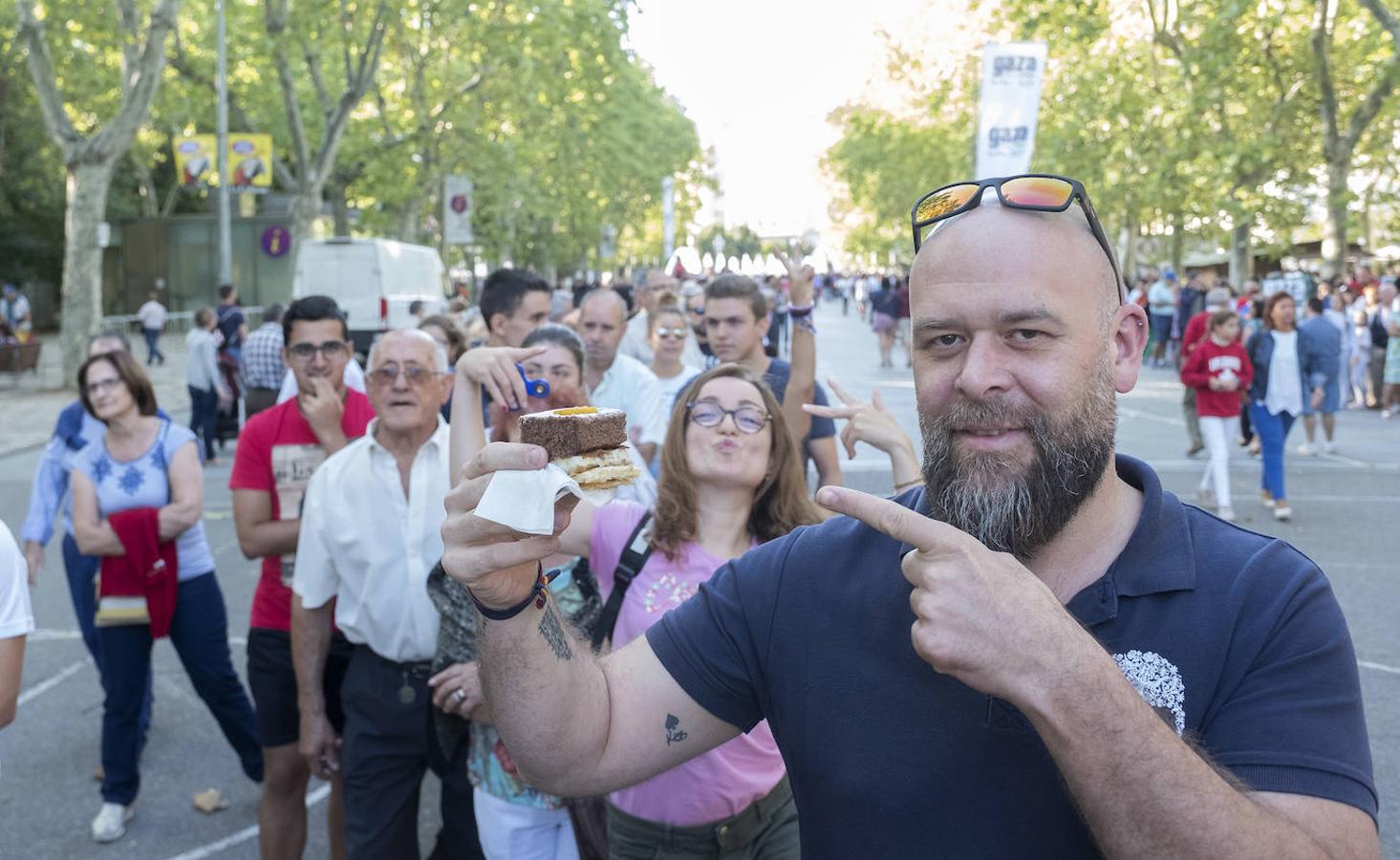 Fotos: Reparto de las tarta de la Virgen de San Lorenzo
