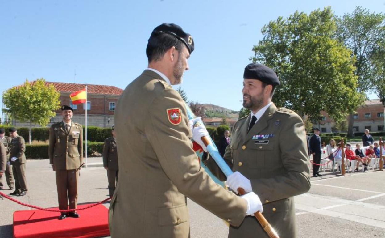 Carlos Palmero recibe el estandarte de su compañero el teniente coronel Javier Fernández Guillén. 