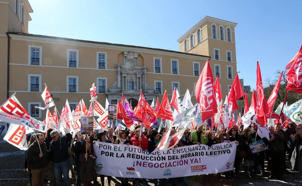 Manifestación de los sindicatos de enseñanza en marzo frente a la Consejería de Educación.