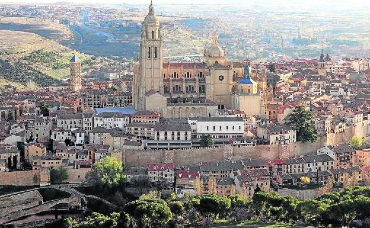 Vista aérea de la Catedral y de una parte del casco histórico de Segovia. 