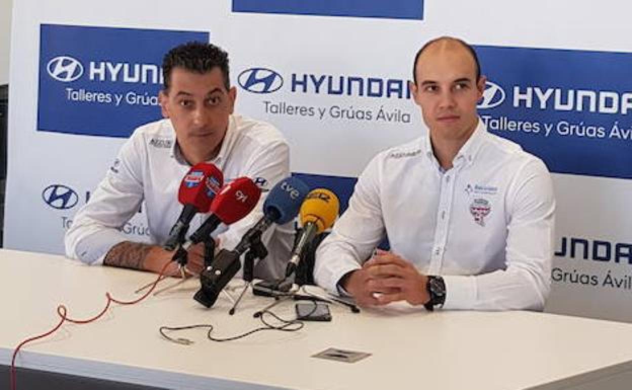 Óscar Ollero y Adrián Fernández, durante la rueda de prensa en la instalaciones de Talleres y Grúas Ávila en la avenida de Gijón. 