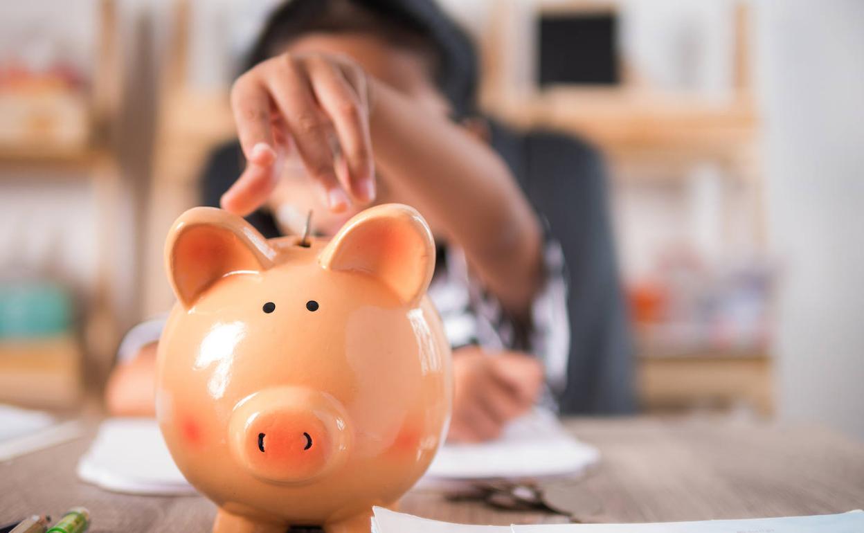 En una hucha o en una cuenta corriente, el ahorro es el pilar básico de una buena educación financiera. 