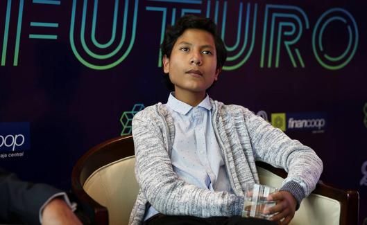 José Adolfo Quisocala creó con siete años un modelo de banca infantil para que sus compañeros no malgastasen el dinero.