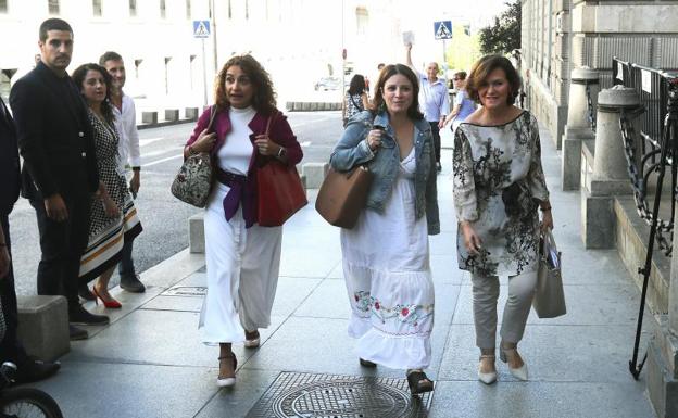 María Jesús Montero, Adriana Lastra y Carmen Calvo, a su llegada a la primera reunión de los equipos negociadores del PSOE y Unidas Podemos, Kike Huesca-Efe