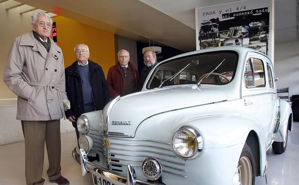Carlos Devesa (primero por la izquierda) durante un acto de conmemoración del 'Renault 4 CV.