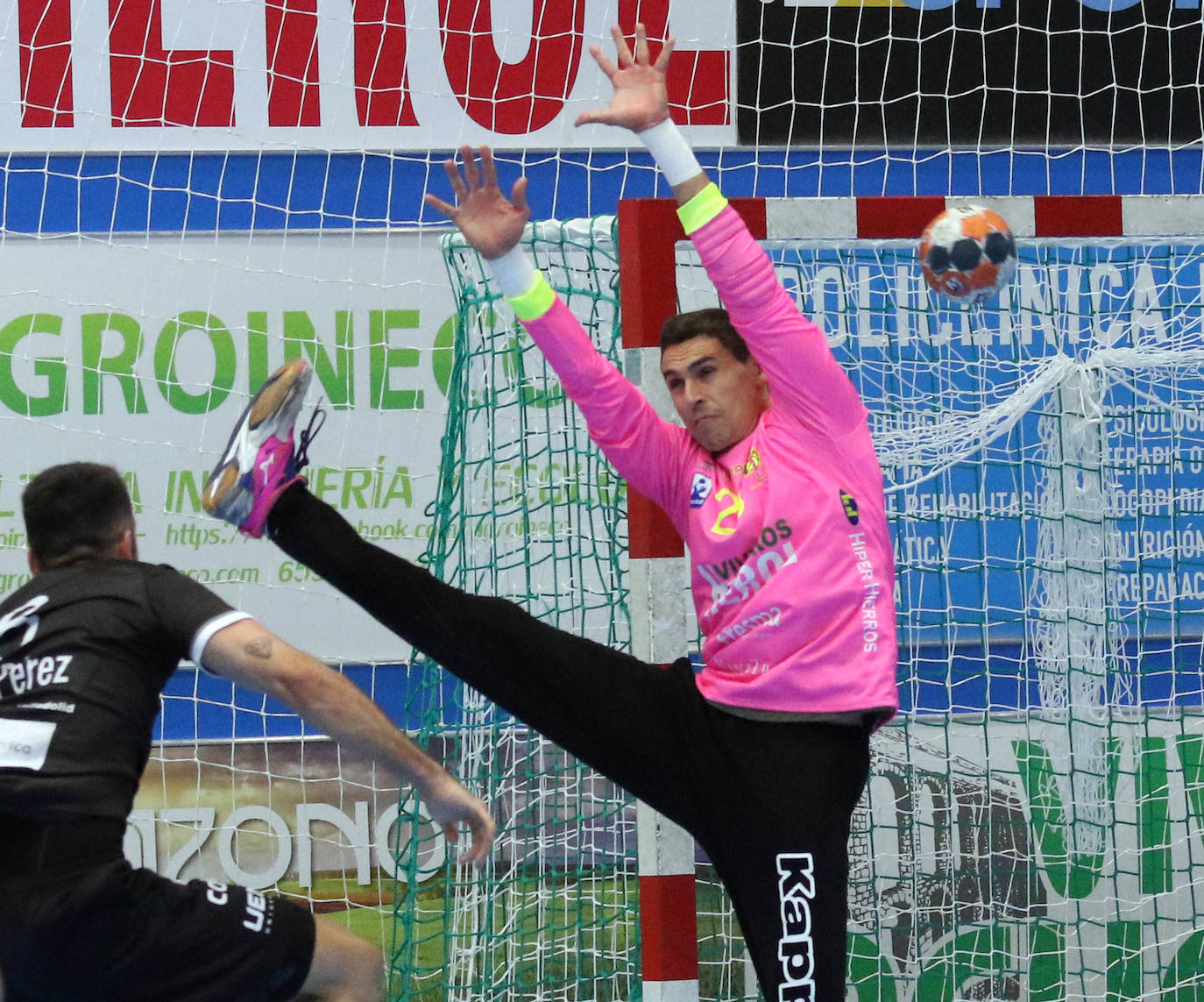 Fotos: Victoria del Balonmano Nava ante el Atlético Valladolid en el comienzo de la Liga Asobal