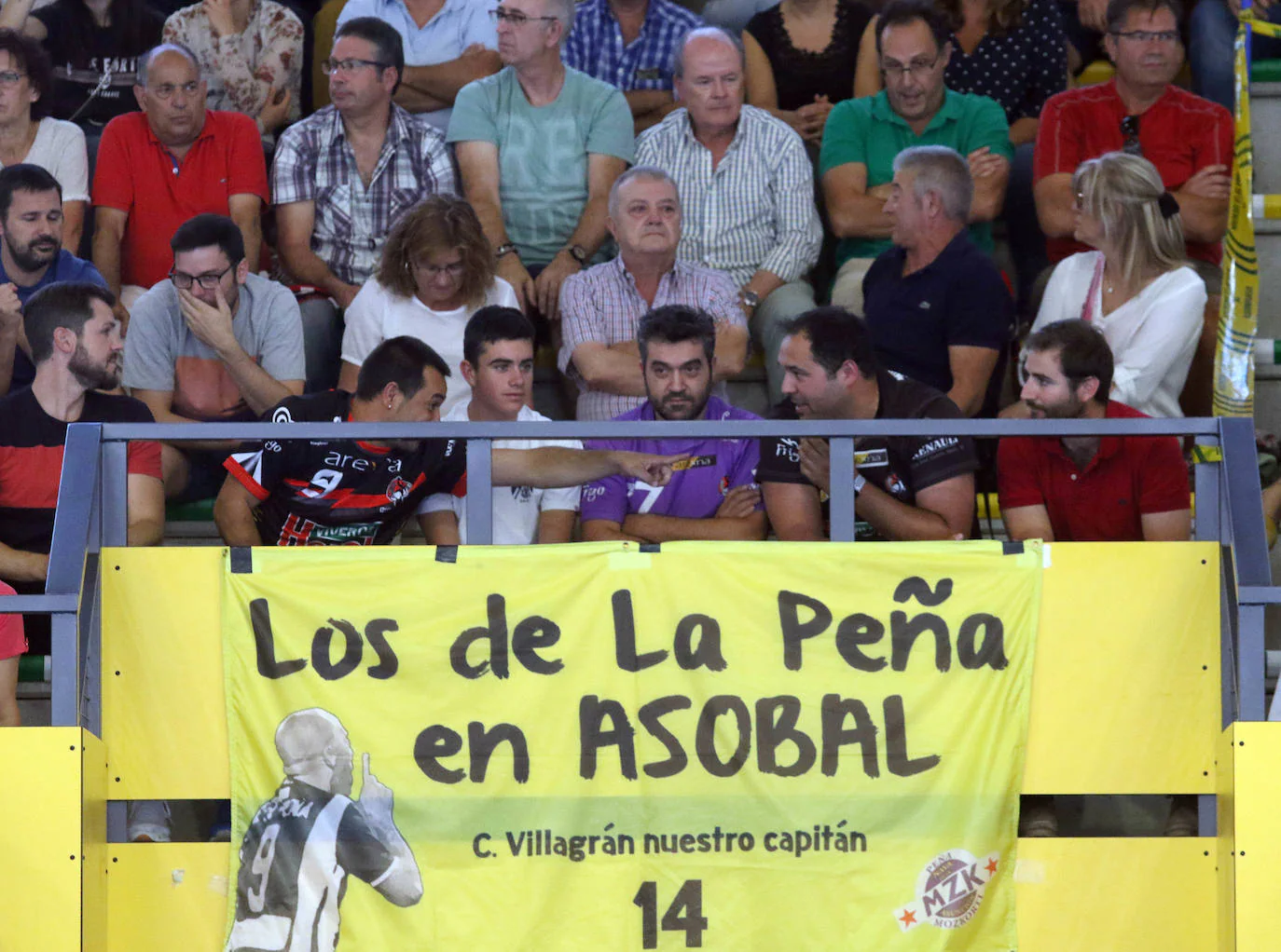 Fotos: Victoria del Balonmano Nava ante el Atlético Valladolid en el comienzo de la Liga Asobal