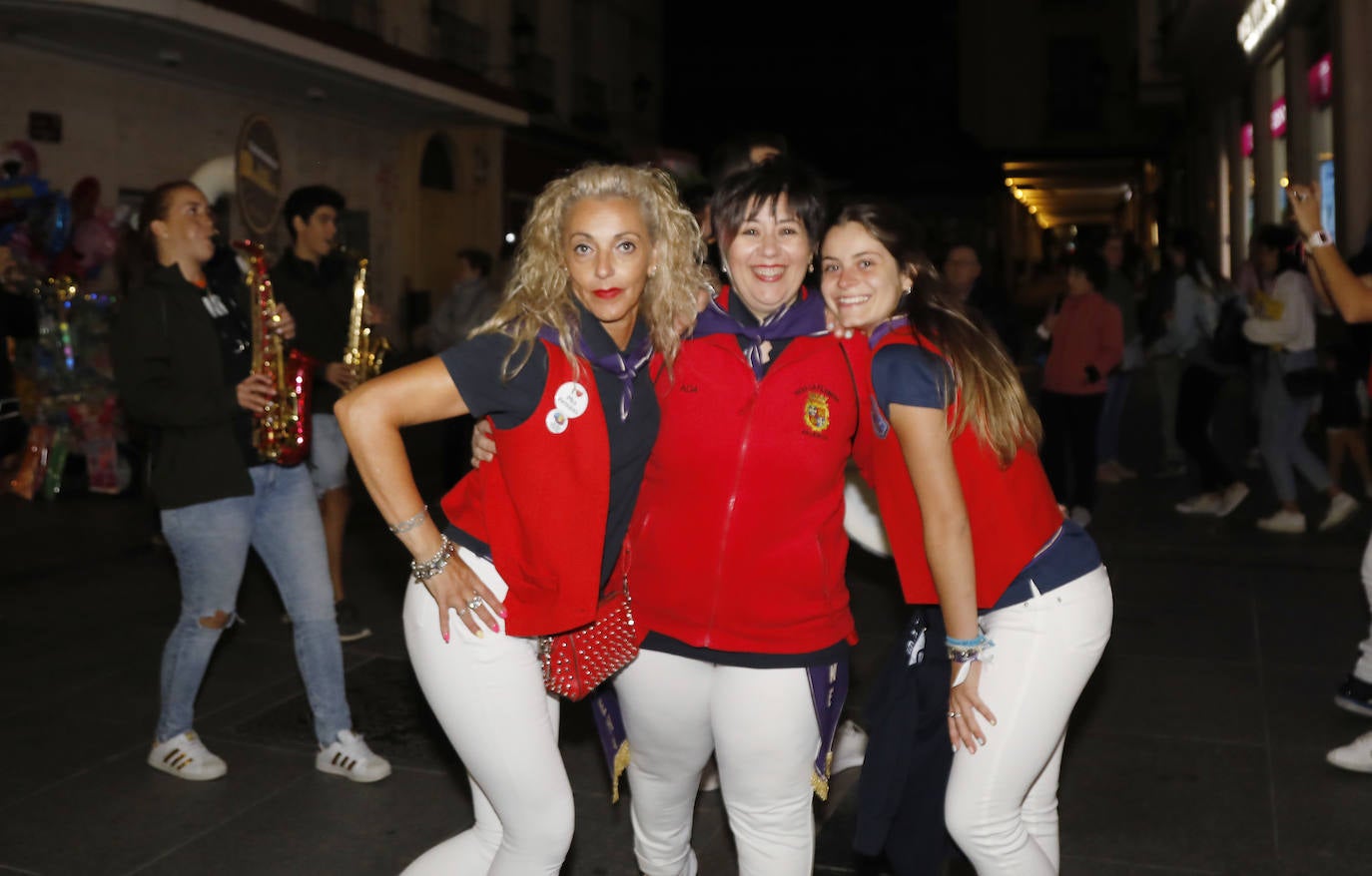 Fotos: Desfile de peñas en la Calle Mayor de Palencia