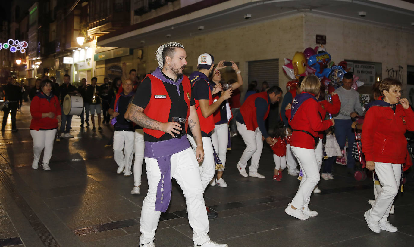 Fotos: Desfile de peñas en la Calle Mayor de Palencia