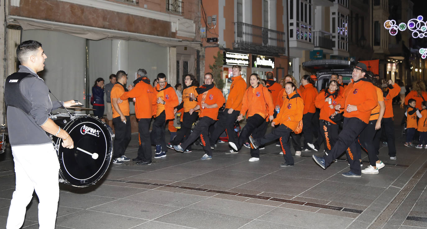Fotos: Desfile de peñas en la Calle Mayor de Palencia