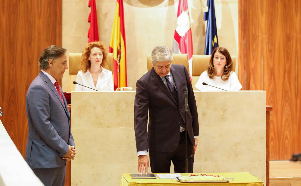 Javier Garcúa Rubio tomó posesión antes del pleno.