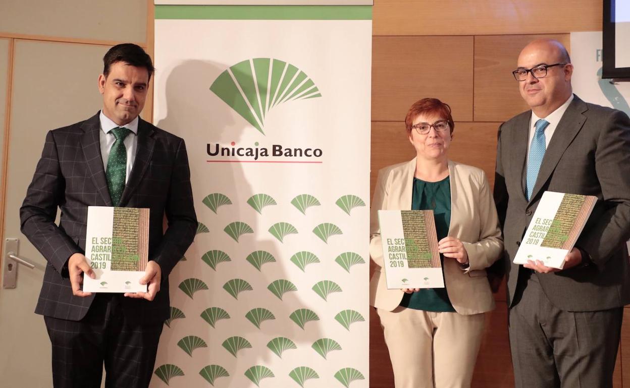Manuel Rubio, director territorial de Unicaja; Felisa Becerra, coordinadora del informe; y Carlos García, vicepresidente de la Diputación.