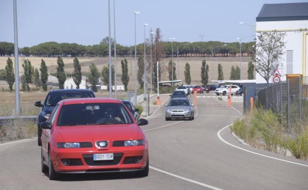 Salida de trabajadores de los nuevos talleres de Renfe en San Isidro. 