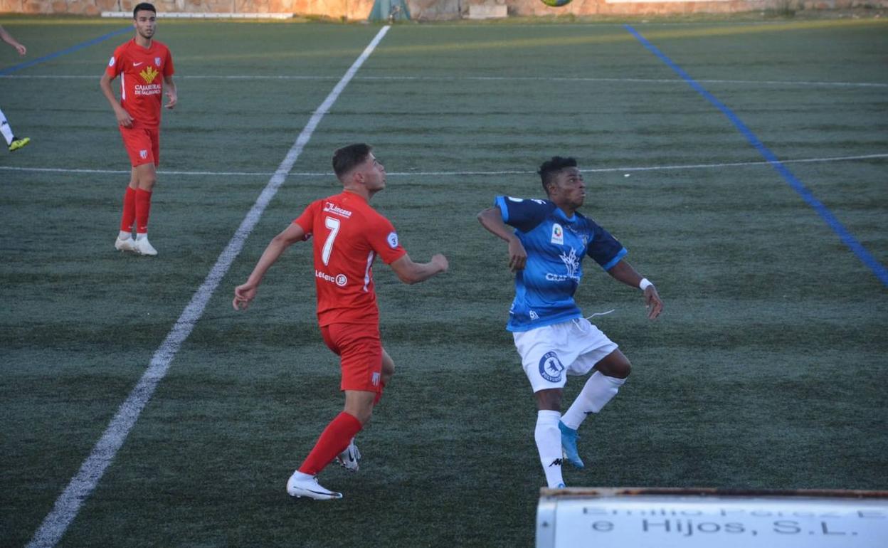 Un lance del partido en el San Casto.